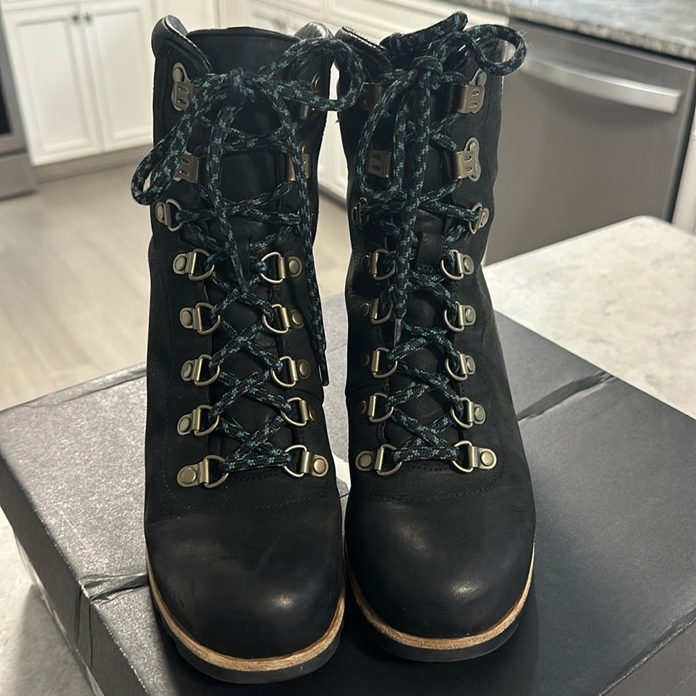 Sorel Black Wedge lace-up bootie size 8.5